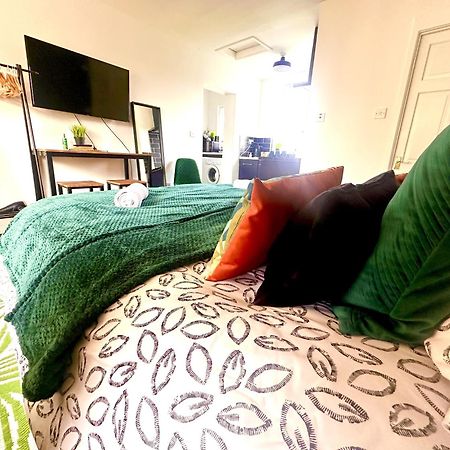 Studio Annexe By Papermill, Deeside - En-Suite, Heswall Esterno foto